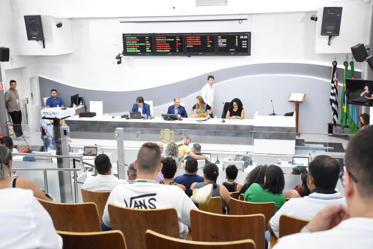 A casa está cheia, mas a população continua do lado de fora