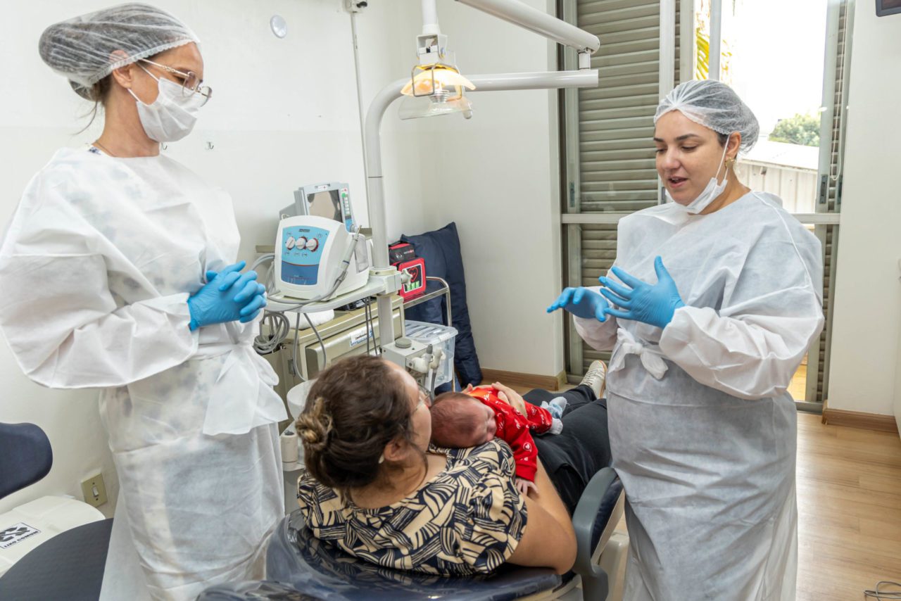 Em Jundiaí, cirurgia de língua presa pelo SUS melhora a vida de bebês