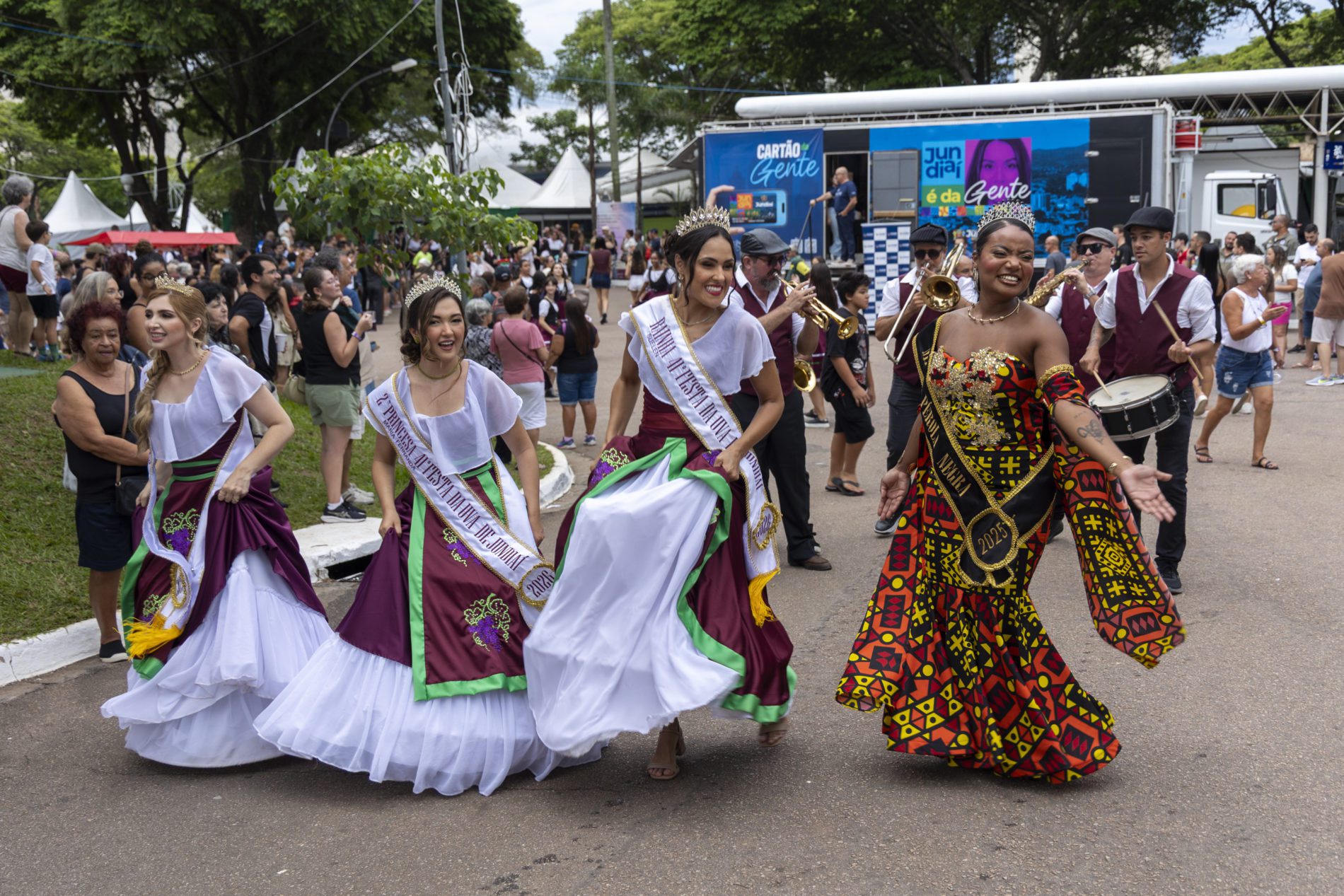 Cortejo e pôr do sol encantam visitantes na Festa da Uva 2026