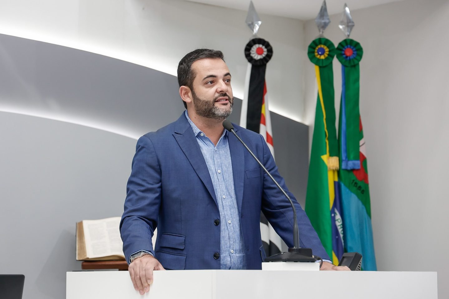 De volta à tribuna como Prefeito: Gustavo Martinelli participa da 1ª Sessão Ordinária e reforça aliança com o Legislativo