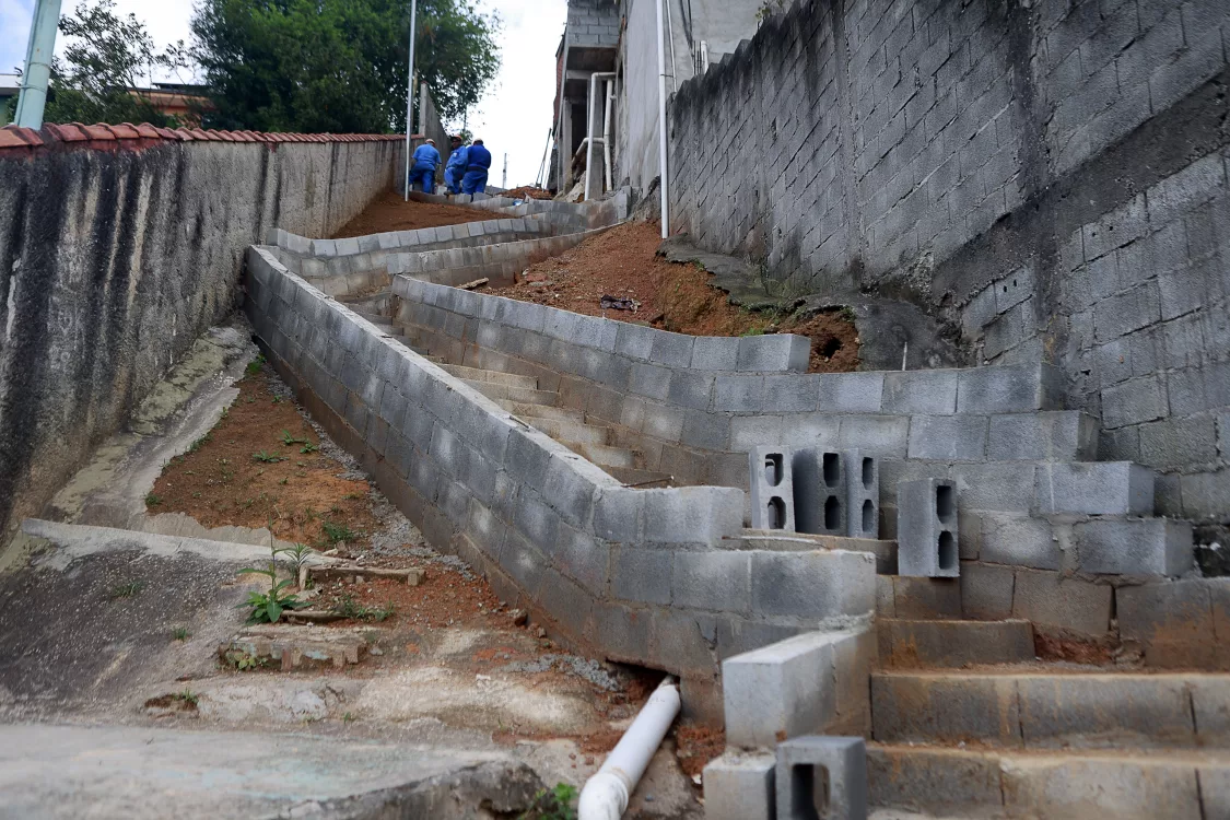 Escadaria em Franco da Rocha melhora acesso e mobilidade