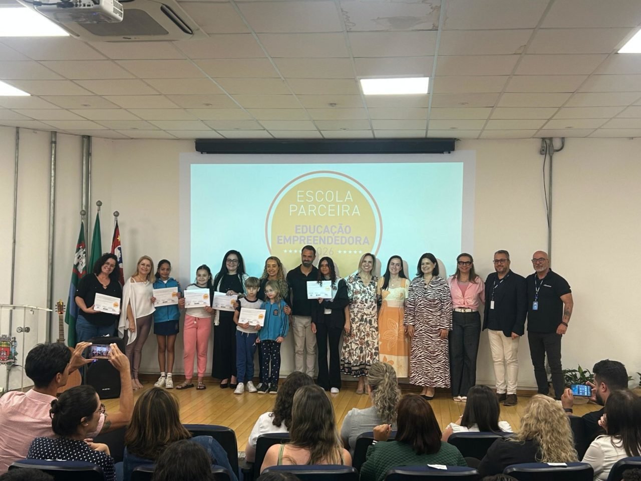 Escolas de Jundiaí recebem selo por ensino empreendedor