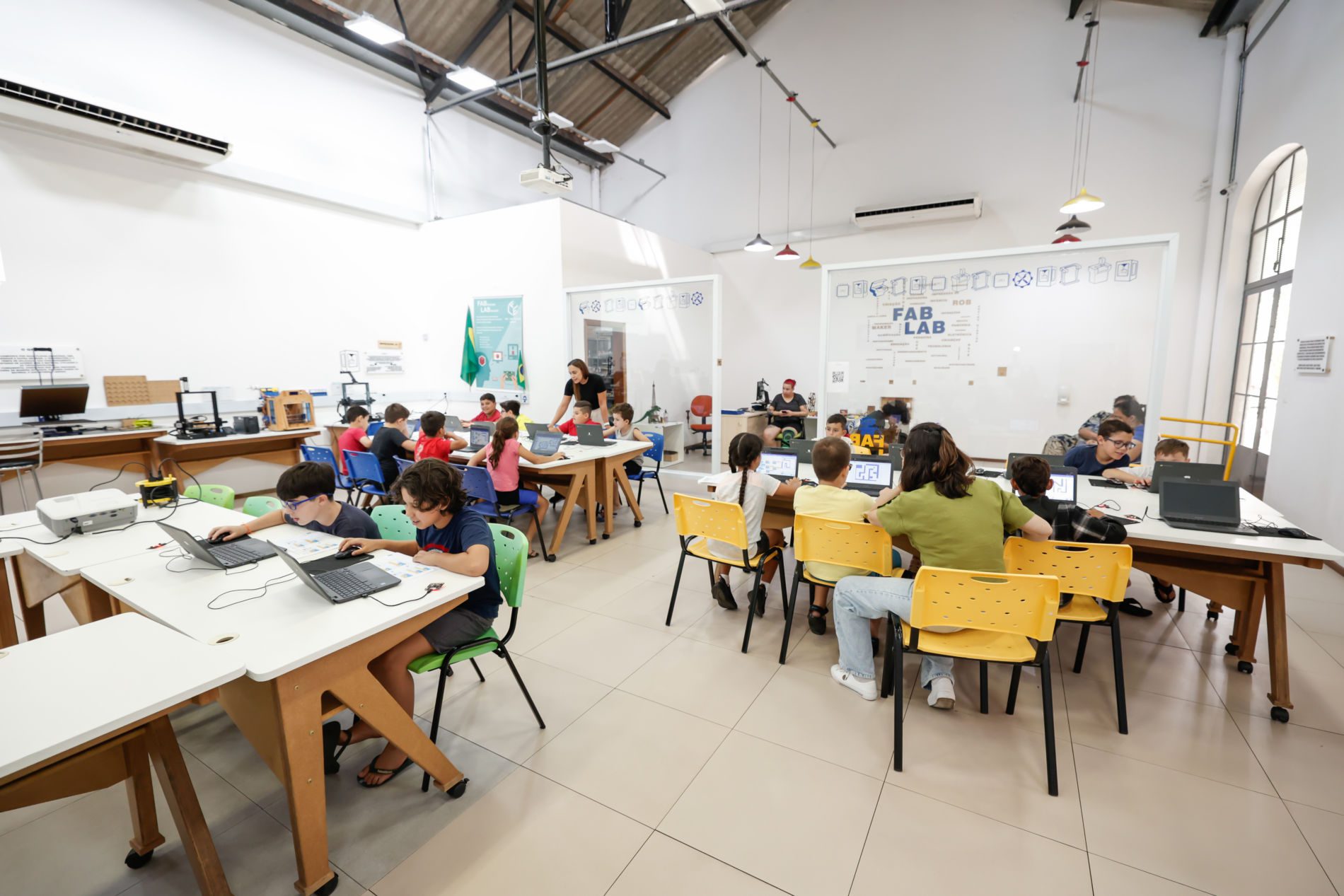 Estudantes do Fundamental aprendem programação em oficinas gratuitas do Fab Lab