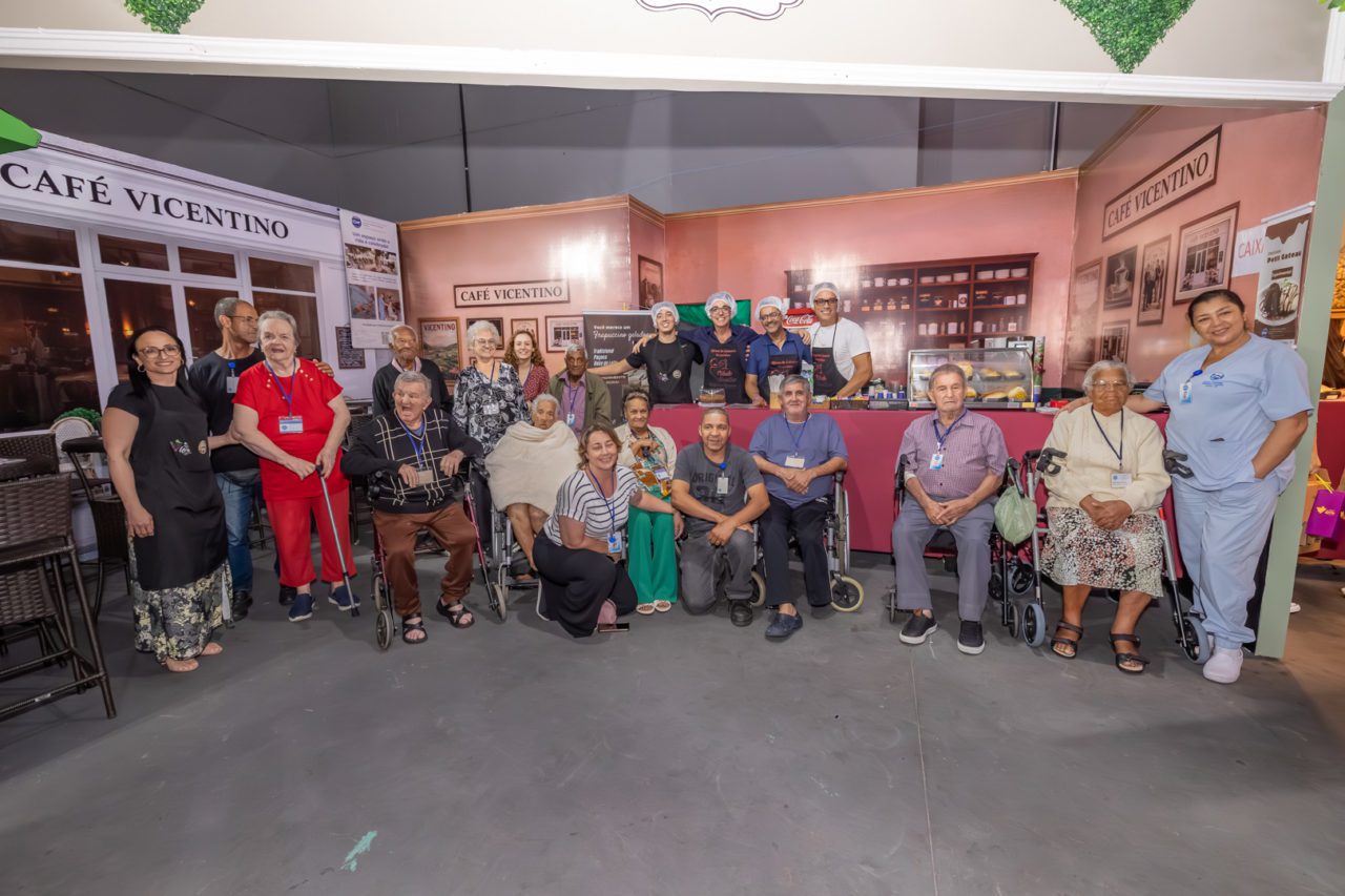 Festa da Uva leva idosos da Cidade Vicentina de volta no tempo