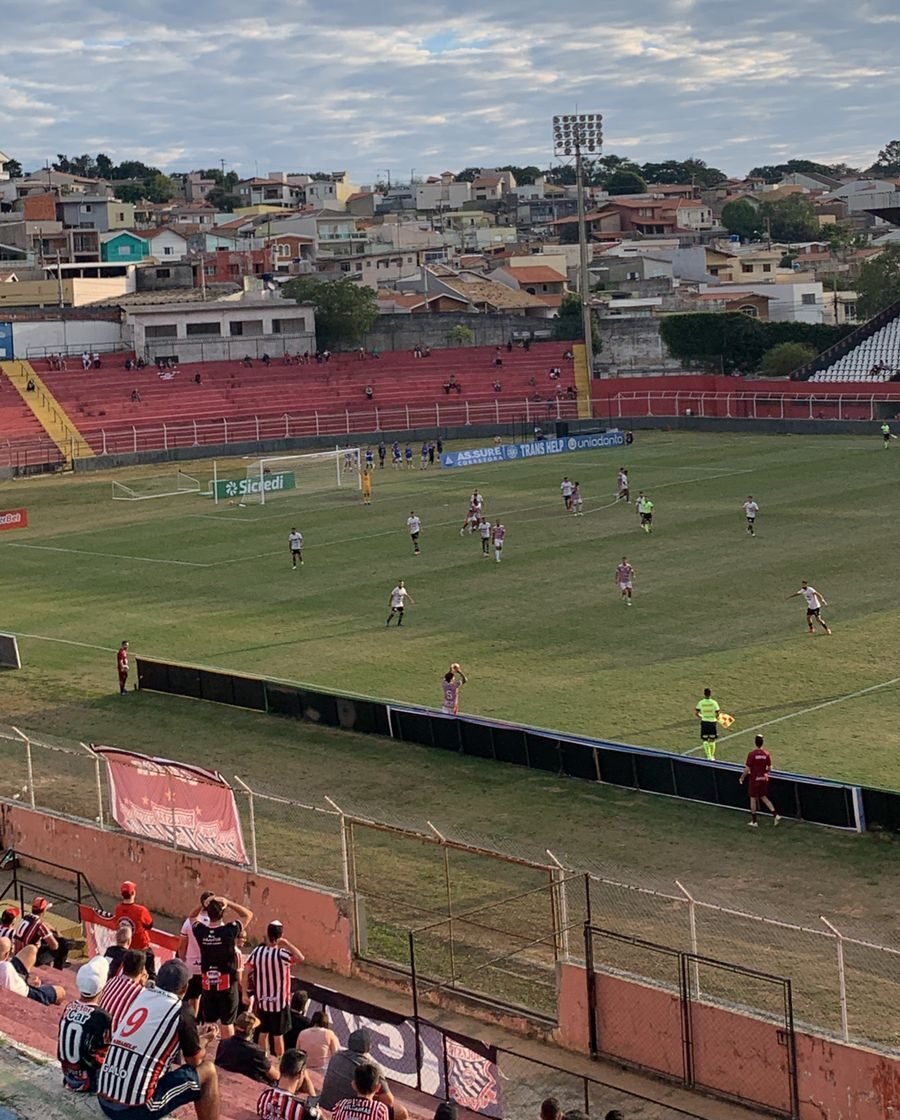 Jogadores de salto alto? O que está acontecendo com o Galo do Japi?