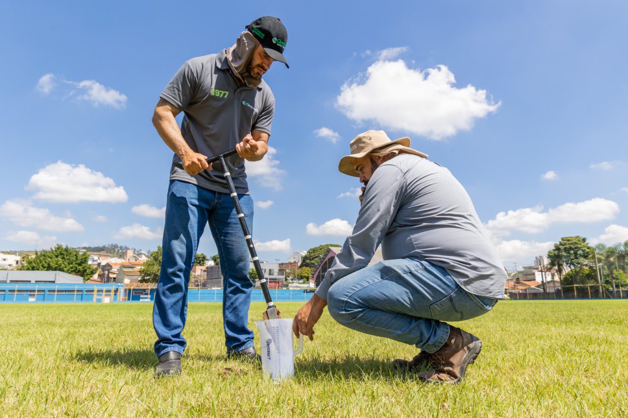 Jundiaí melhora gramados de centros esportivos