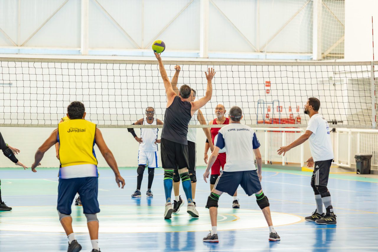 Jogo beneficente de vôlei em Jundiaí arrecada alimentos no Bolão