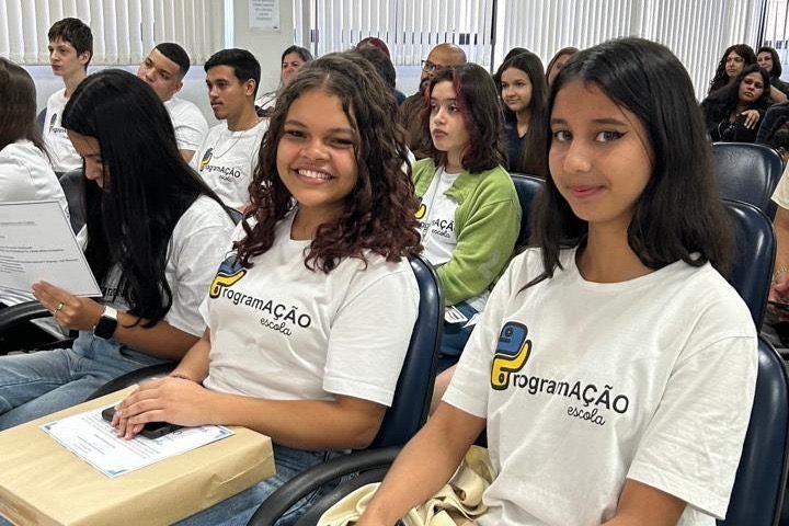 Jovens concluem curso de Python com drones em Jundiaí