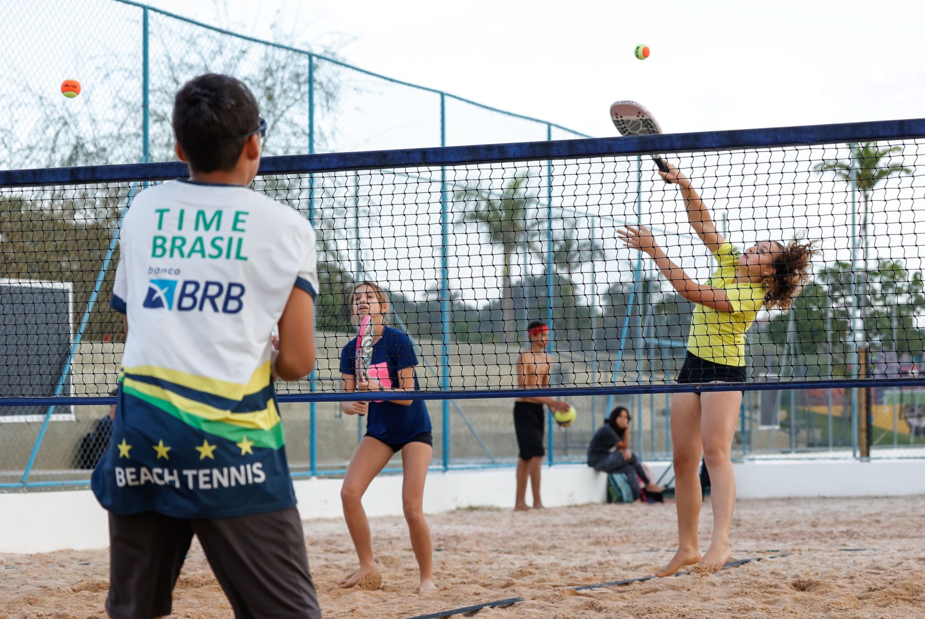 Jundiaí abre inscrições para aulas gratuitas de beach tennis no Mundo das Crianças