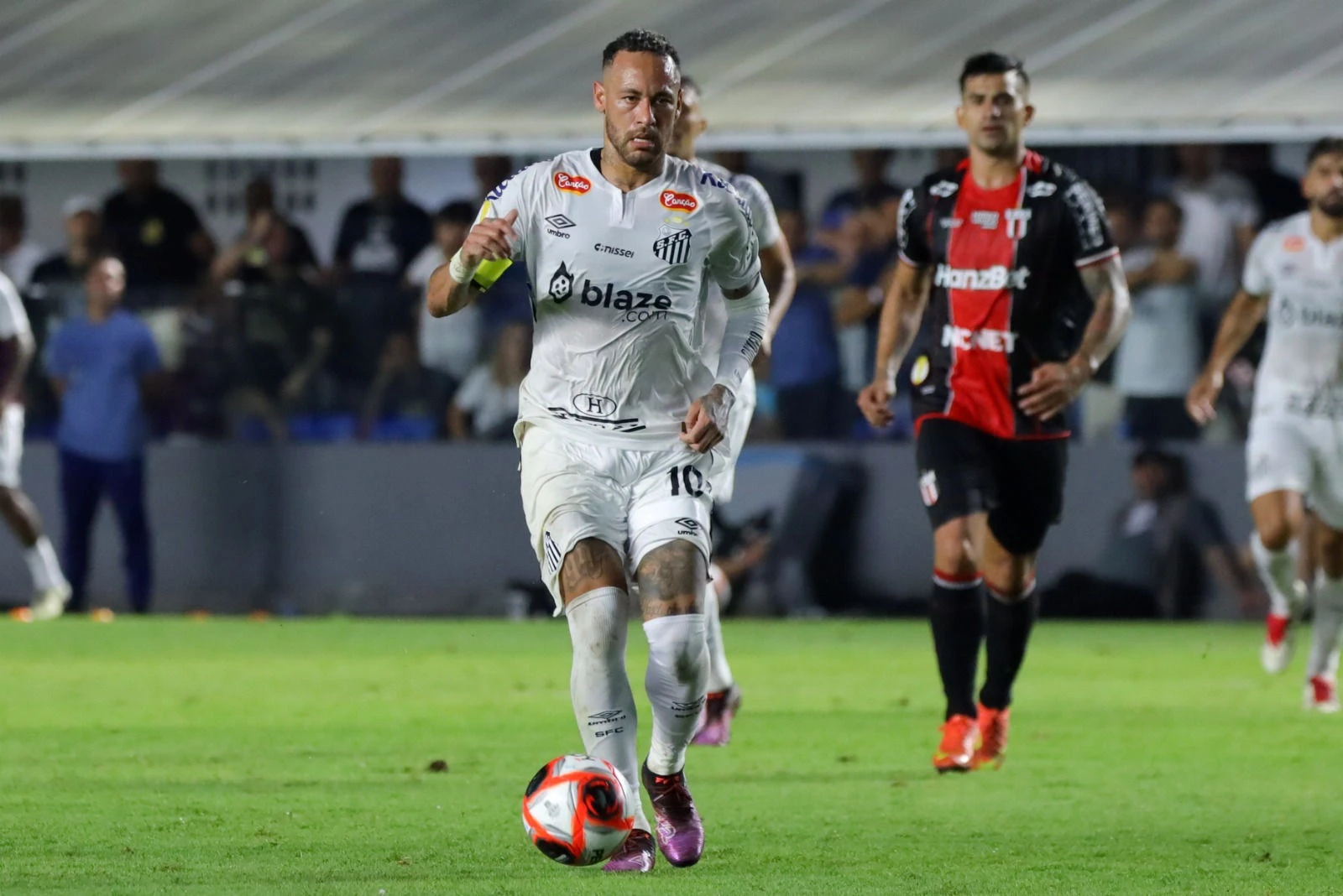 Neymar reestreia pelo Santos: atuação promissora, mas sem vitória