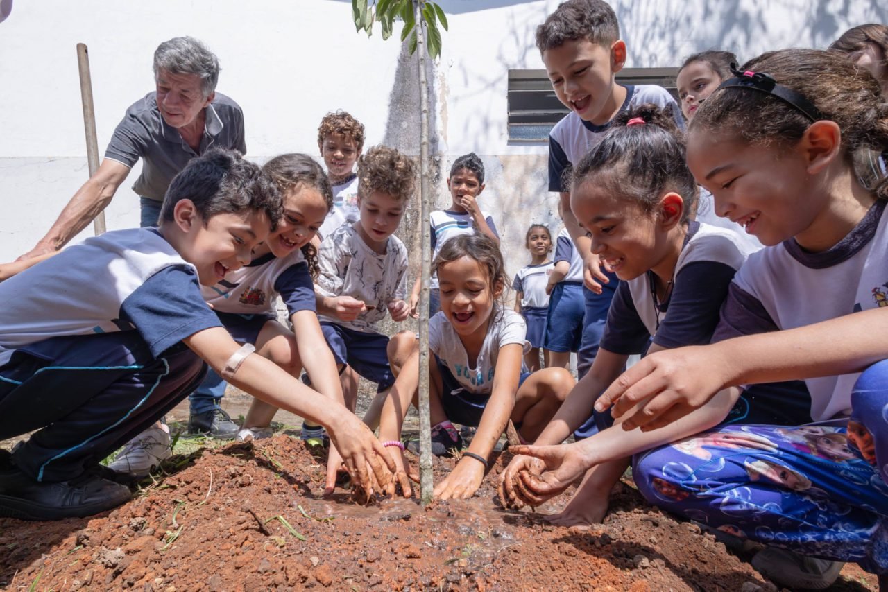 Alunos da rede municipal plantam árvores com o Programa Escola Verde