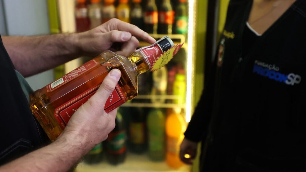 Bares de Jundiaí registram queda de 50% na venda de bebidas por temor de metanol