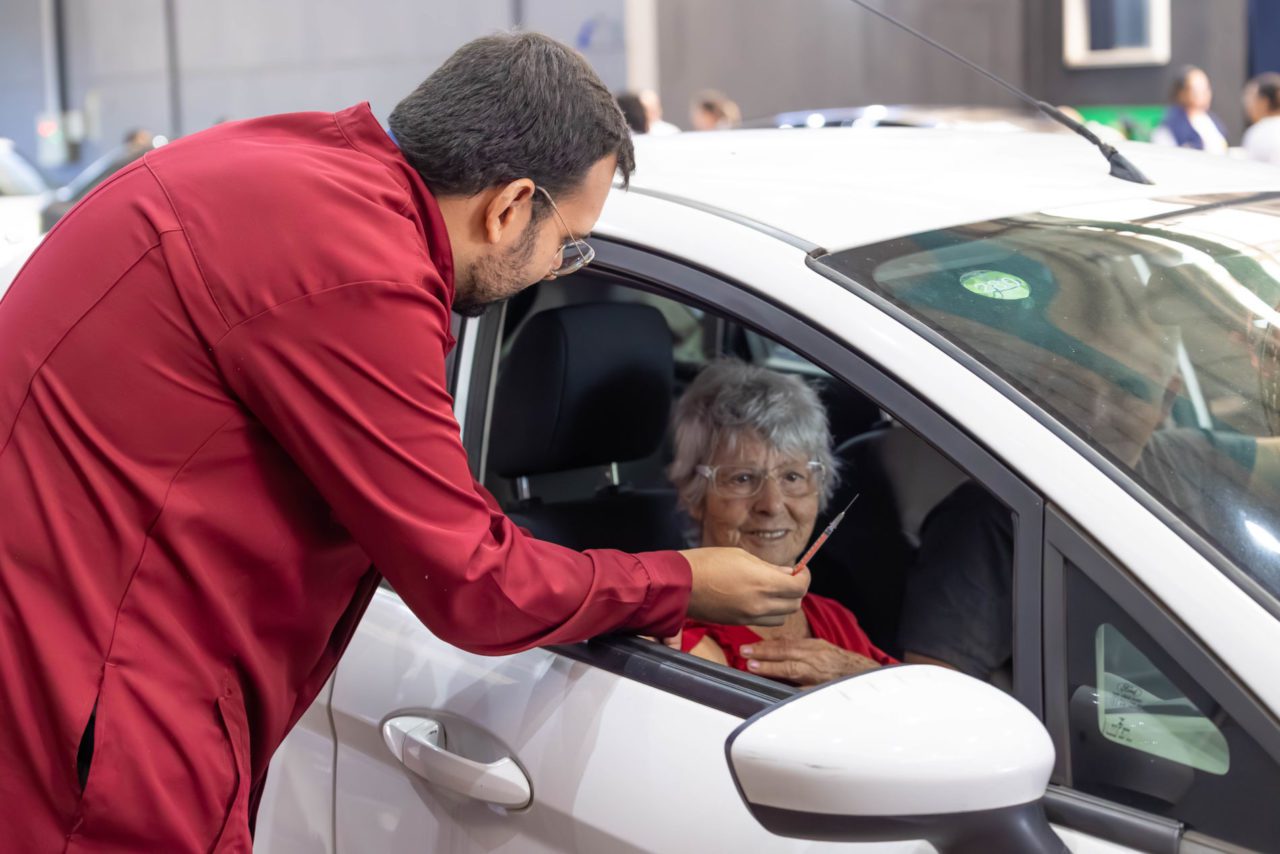 Vacinação contra gripe em Jundiaí tem alta procura no drive-thru